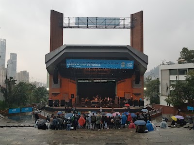 Photos of outdoor theater middle cake - idartes stage