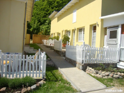Waldhaus Sellin mit 9 Ferienwohnungen - Thumbnail