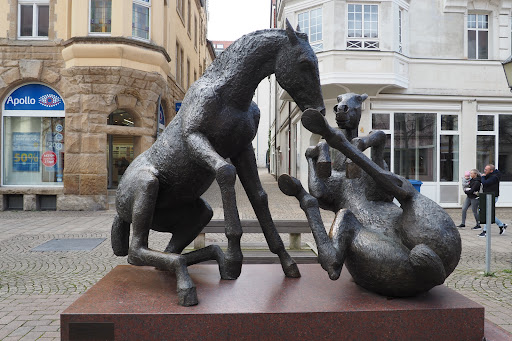 "Spielende Pferde" Bronzefigur auf afrikanischem Granit von Joachim Hering