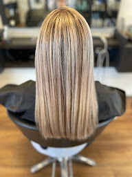 Photo n°22 de Aux Mille Et Une Coupes à Cormontreuil (Salon de coiffure)