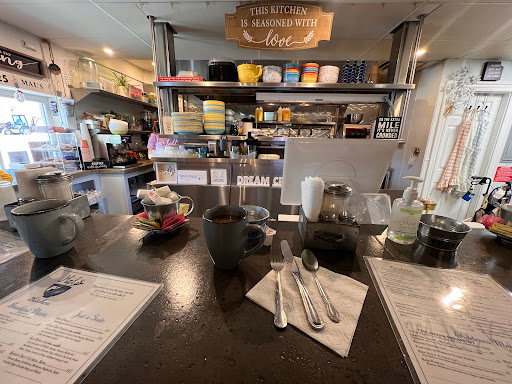 Mal's Kitchen - Visual