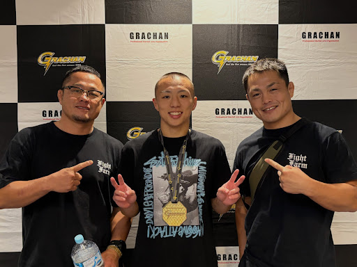昨日行われたGRACHAN85 福岡大会にて3R1本勝ちする事ができました！

応援ありがとうございました😊
初代ストロー級チャンピオンに向けて次戦も頑張ります！

来週9月27日はプロフェッショナル修斗に翼さんが出場します。
試合前にも関わらず、昨日は福岡まで応援に来てくださいました🙇‍♂️
来週はぜひ翼さんの応援までニューピアホールまでよろしくお願いします📣

一緒に練習しているファイトファーム亀戸トレーナーの斉藤冬翔トレーナーもトライアウトにて出場いたします！

会員の皆様、ぜひ応援よろしくお願いいたします。