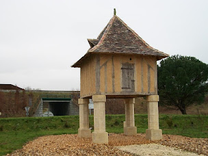 Photo n°3 de Laprade (SARL)-Charpentier à Allemans (Magasin de meubles)