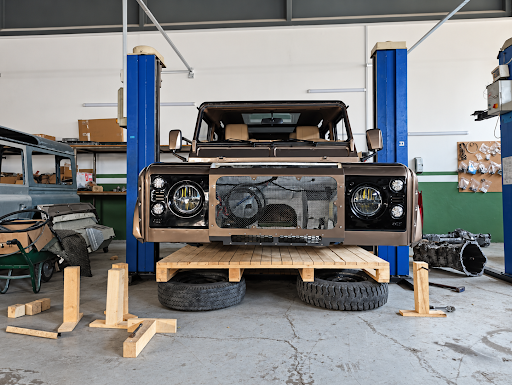 Bronz Land Rover Defender çamurluk, ön panel ve far yuvası detay işçiliği