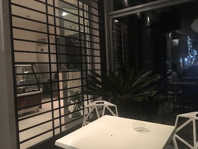 Photos of White Caf&eacute;