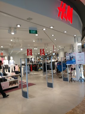 H&M Department Store, Author: Jessica Rasidi