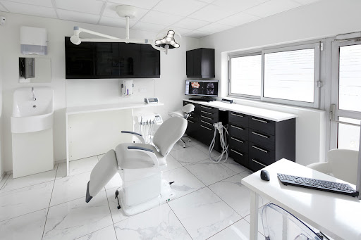 Dr Camélia KASSOURI, Dentiste, Esthétique, Parodontie Gallery - France