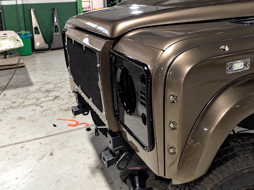 Bronz Land Rover Defender ön panel, çamurluk ve far bölgesi restorasyon süreci