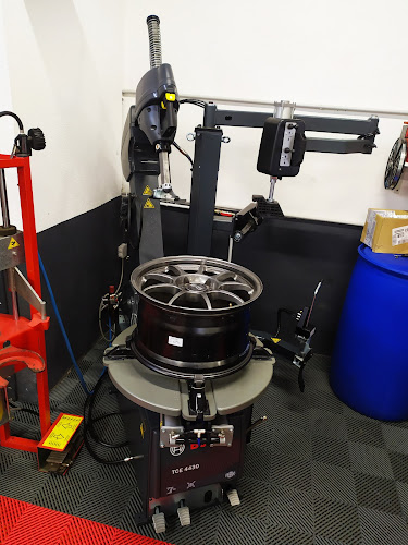 AM Automobiles - La Garde