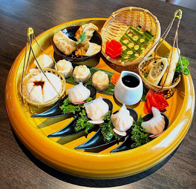 Moon Thai & Japanese by null