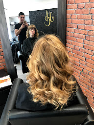 Photo n°32 de Chez Hugo Salon de coiffeur à Paris (Service d'épilation à la cire)