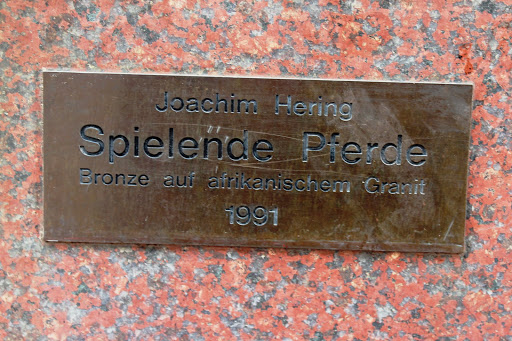 "Spielende Pferde" Bronzefigur auf afrikanischem Granit von Joachim Hering - Thumbnail