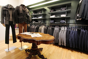 Photo n°24 de LOTHAIRE Bordeaux | Costumes mariage | Mode Homme à Bordeaux (Magasin de chaussures)