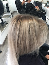 Photo n°12 de Collins avenue à Divonne-les-Bains (Salon de coiffure)