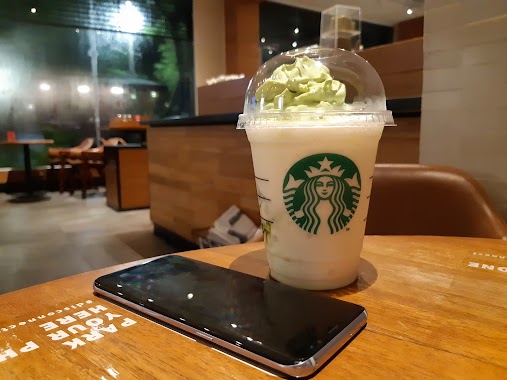 Starbucks, Author: astriani wulandari