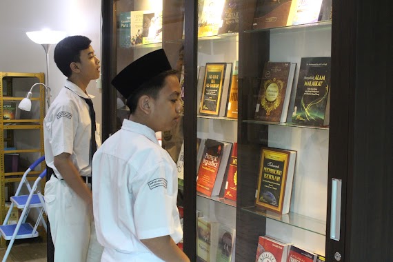 Perpustakaan Asshiddiqiyah, Author: Miftahudin aic