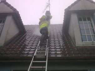 Photo n°7 de REINHARD SERVICES : PEINTURE ET RAVALEMENT Traitement de tuiles et de façade YVELINES 78 et 92 91 28 à Trappes (Peintre en bâtiment)