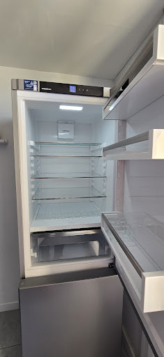 Livraison et installation du jour ! 🚚📦

Nouvelle installation réussie par l'équipe de nos magasins Pulsat Lapalisse et Pulsat Cusset !

Nos clients vont pouvoir profiter de leur tout nouveau combiné réfrigérateur-congélateur Liebherr équipé de la technologie BioFresh : la garantie d'une fraîcheur optimale et d'une conservation prolongée pour tous les aliments frais.

✅ Livré, déballé et installé directement dans la cuisine par nos soins

✅ Mise en service et conseils d'utilisation inclus

✅ Reprise de l'ancien appareil

Un projet d'équipement pour votre cuisine ? Faites confiance à votre commerce de proximité !

📍 Rendez-vous dans nos magasins à Lapalisse et Cusset ou contactez-nous pour découvrir toute notre gamme de gros électroménager.

#Pulsat #Lapalisse #Cusset #Liebherr #BioFresh #Electromenager #LivraisonADomicile #CommerceDeProximite