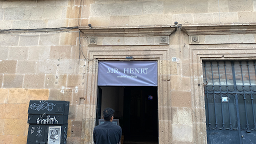 Mr Henry show bar