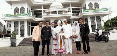 Photos of White mosque Daarusshalikhin