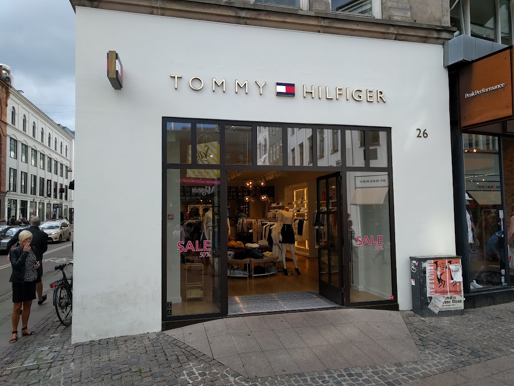 Hilfiger, København — telefon 33 00, åbningstider