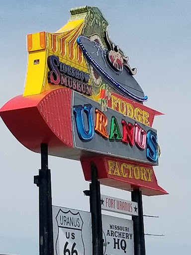 Uranus Sideshow Museum - Visual