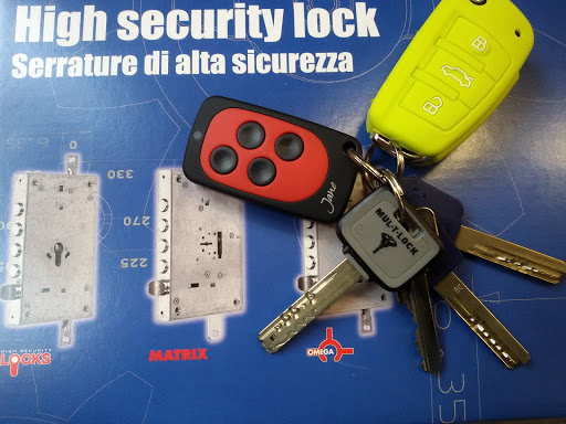 Securchiave duplicazioni chiavi e serrature porte blindate casseforti radiocomandi Gallery - Italy