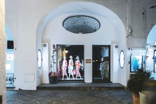 Il Pellicano Donna Gallery - Italy
