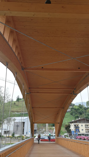 Ponte ciclopedonale in legno.