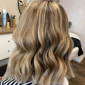 Photo ÉTINCELLE Extensions & Colour Specialists Hairstyle