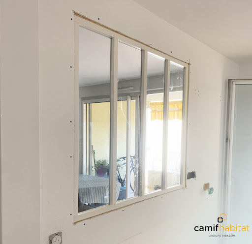 Pose de verrière dans une cuisine — Toulon...