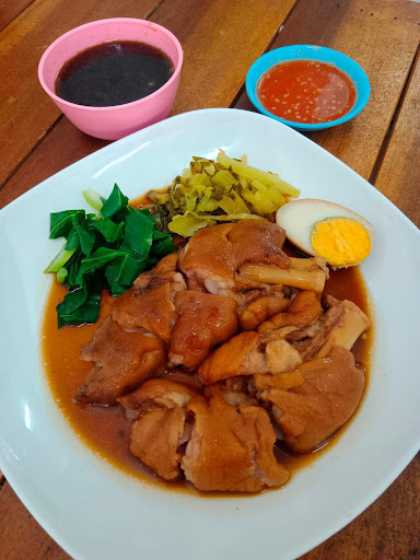 ร้านข้าวขาหมูพี่กุ๊กหัวถนน