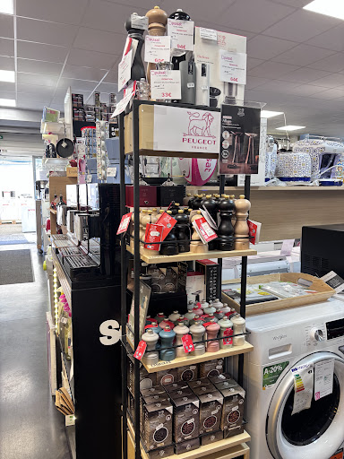 🚨 LES SOLDES CONTINUENT… ET LES NOUVEAUTÉS DÉBARQUENT ! 🚨

Chez Pulsat Lannemezan, on a fait de la place… et ça vaut le détour ! 😍

🔥 Profitez de belles remises sur l’ancienne collection Peugeot pendant les soldes. C’est le moment idéal pour vous équiper à prix réduit !

✨ Et parce qu’une bonne nouvelle n’arrive jamais seule, la toute nouvelle collection Peugeot est arrivée en magasin !

Découvrez :
🧂 Les moulins à poivre et à sel manuels et électriques
🍷 Le tout nouveau Tire-bouchon Allure à vis sans fin : l’élégance a trouvé son geste.
🌶️ Le Bar à Poivres Maestro

Et une sélection de poivres d’exception pour révéler toutes les saveurs de votre cuisine :
🌿 Kampot • Timut • Sichuan • Cristal • Rose des Andes • Tan Hoi • Voatsiperifery

➡️ Des remises, des nouveautés et des produits d’exception… il ne manque plus que vous !

📍 Rendez-vous chez Pulsat Lannemezan et venez découvrir toutes ces pépites avant qu’il ne soit trop tard !
