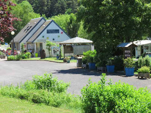 Photo n°7 de Camping lac Chambon Les Bombes à Chambon-sur-Lac (Terrain pour camping-cars)