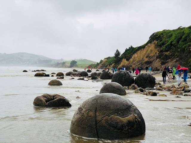 Moeraki Boulders Beach