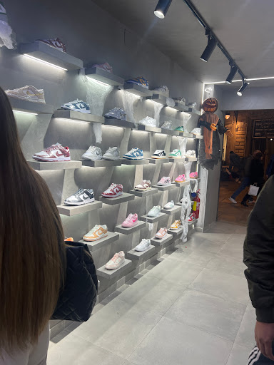 NEWCOP STORE Yeezy Jordan Adidas Barcelona Portaferrissa - Thumbnail