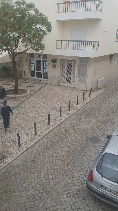 Isabel Lares Médica De Doenças Dos Olhos