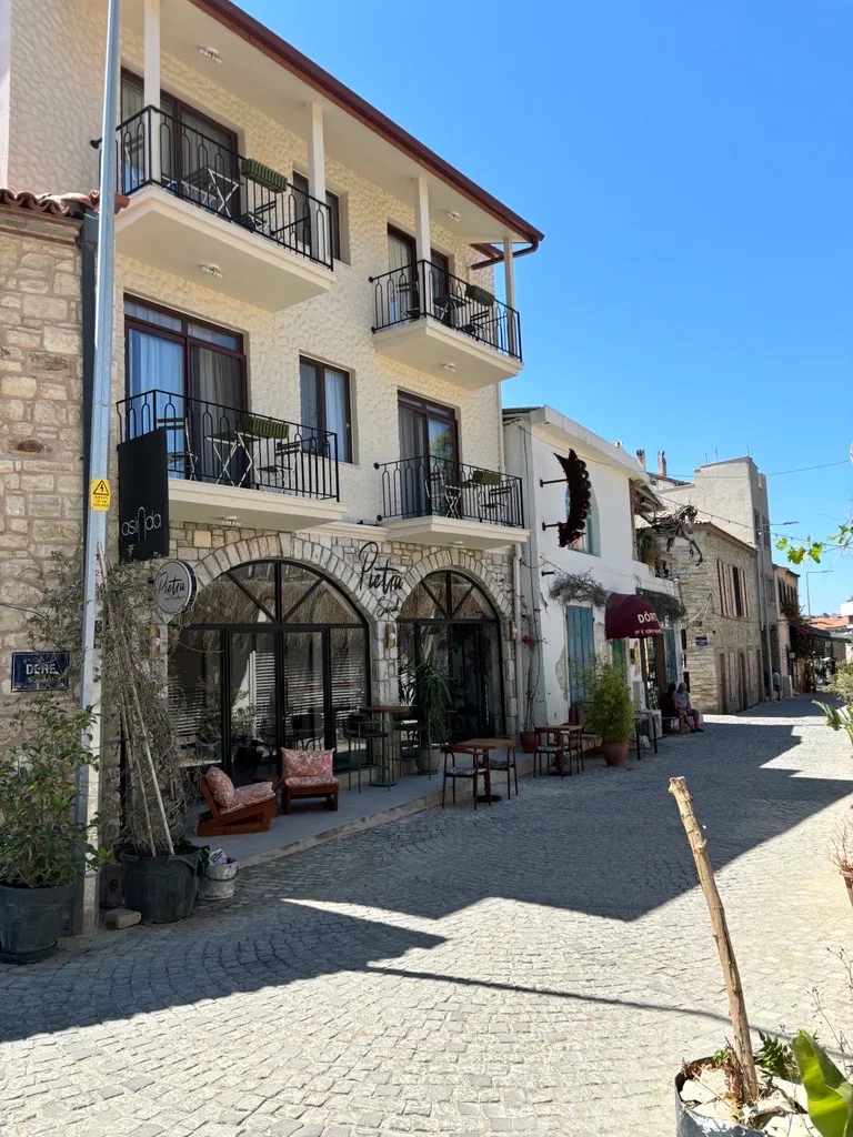 Pietra Social House