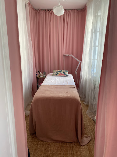 Bela Martela. Kobido. Igły. Zoga. Masaż brzucha. Terapia światłem LED.