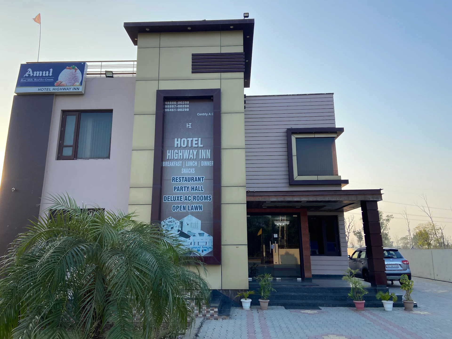 Hotel Highway Inn