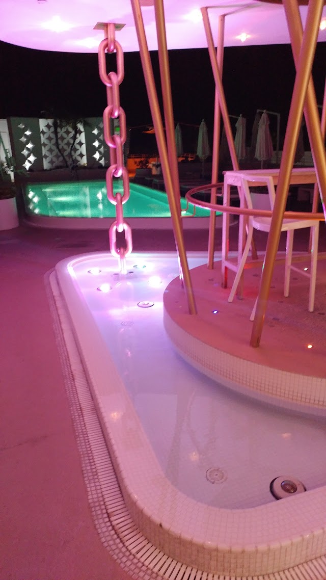 HIGHBAR Pool + Bar + Sky