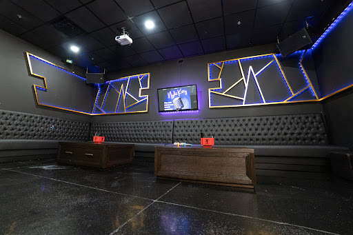 Night Kitty Karaoke Bar