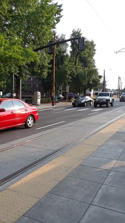 NE Broadway & Ross (Streetcar)