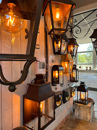 Photo n°3 de Décors et Lanternes d'Autrefois à Peyrolles-en-Provence (Magasin de mobilier de jardin)