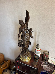 Photo n°16 de Antiquaire Lyon & Rhône-Alpes M.PAYET Père & Fils Antiquités Brocante Service de débarras depuis 1997 à Vaugneray (Magasin de meubles d'occasion)