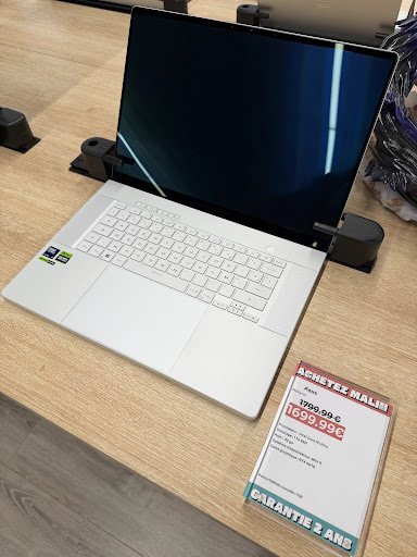 Préparez votre rentrée en toute sérénité avec ce PC portable élégant et performant ! Idéal pour le gaming comme pour la bureautique, il combine puissance et design moderne pour répondre à tous vos besoins. Plongez dans une expérience fluide grâce à sa carte graphique RTX, son grand écran lumineux et son clavier confortable. Travail ou loisir, vivez la rentrée à fond avec style et efficacité !