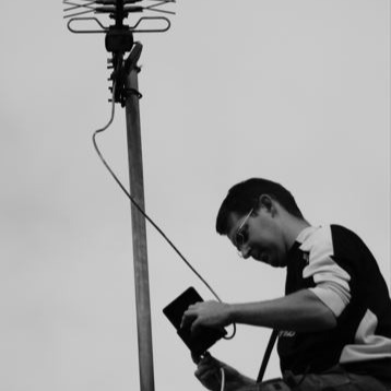 Pulsat conseil N° 11

La dispersion des ondes Hertziennes en TNT

Au vu des prévisions météo de la semaine à venir , un point

sur la réception de la TNT s'impose.

Il existe un phénomène récurent pendant les périodes de chaleur,

Les ondes de la TNT sont directionnelles et  viennent de Roc Trédudon dans notre région + quelques réémetteurs locaux comme sur Saint Renan.

Lorsque les pressions atmosphériques sont hautes , les ondes ont tendance à se disperser dans l'atmosphère, surtout près des côtes. Ce qui occasionne des brouillages.

Il arrive même que lorsqu'on fasse une recherche de chaine , on tombe sur les chaines anglaises, car l'émetteur de Jersey/Guernesey est très puissant.

Il faut être patient , et attendre que le mauvais temps revienne. Si si , ça arrive parfois.😄

A Portsall , on dit qu'il y a 2 saisons : L'hiver et le 15 aout 😉

Refaire une recherche de chaines ( numériques et non analogiques) et tout rendre dans l'ordre.

Amicalement

L'equipe SAV Antenne Pulsat Radio Sell

#tnt #receptiontv #mauvaiseréception