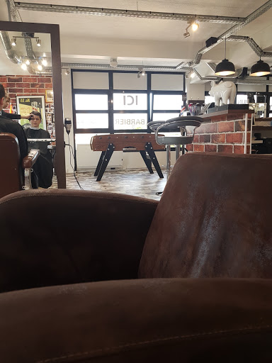 Hairdresser and Barber at Max Caen - Thumbnail