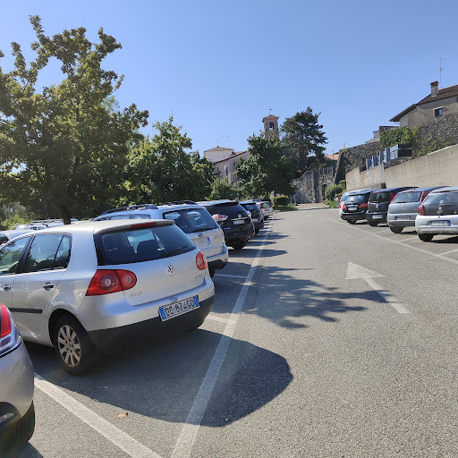 Parcheggio (e scalinata per il centro)