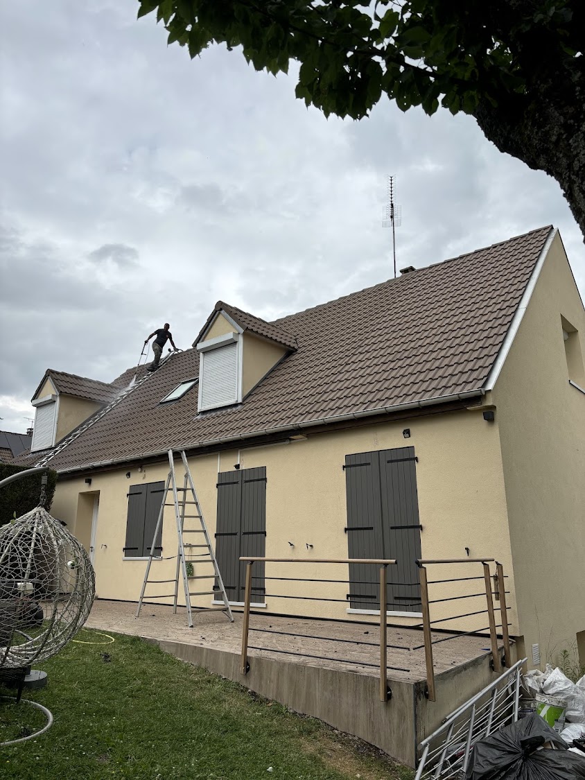 ENTREPRISE VAIS COUVREUR DE PERE EN FILS DEPUIS 1948 Artisan couvreur Meaux Nettoyage toiture Réparation fuites Dépannage 77